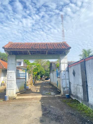 a building with a roof on top of it at Homestay loteng in Madasari