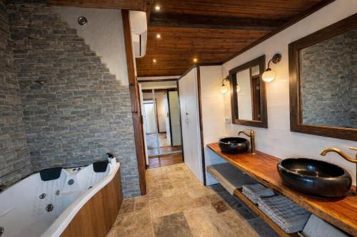 bagno con 2 lavandini e vasca di Villa Gshur a Eli Ad