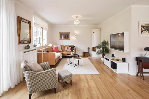a living room with a couch and a table at Hüs Freesenborg in Oldsum