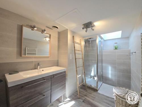 Koupelna v ubytování Gîte en Périgord avec jardin clos et cheminée - FR-1-616-232