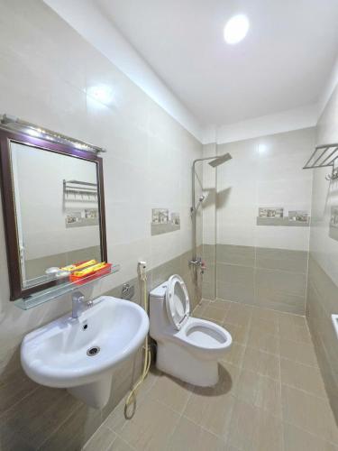 a bathroom with a sink and a toilet and a shower at DŨNG India HOTEL in Ho Chi Minh City