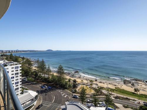 een uitzicht op het strand en de oceaan vanuit een gebouw bij Mantra Mooloolaba Beach in Mooloolaba