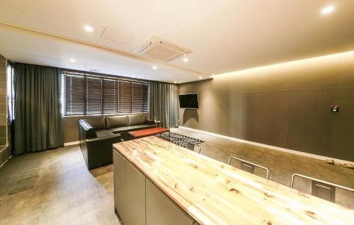 een wachtkamer met een wachtkamer bij 천안 호텔 하루 in Tujŏng-dong