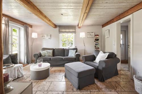 een woonkamer met twee banken en een tafel bij Haus Augenblick in Utersum