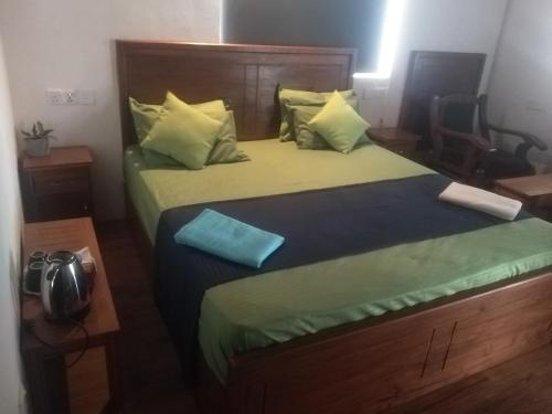 een slaapkamer met een groot bed met een blauw kussen bij Solace Transit Villa in Katunayaka