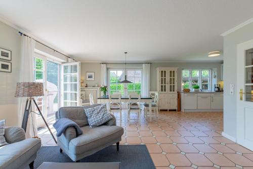 a living room with a couch and a table at Reetdachhaus Hedehusum in Hedehusum