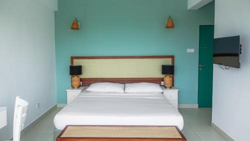 Postel nebo postele na pokoji v ubytování Mask & Tide