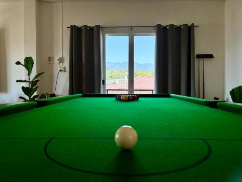 un tavolo da biliardo con una palla sopra di Pai Local Apartment a Pai