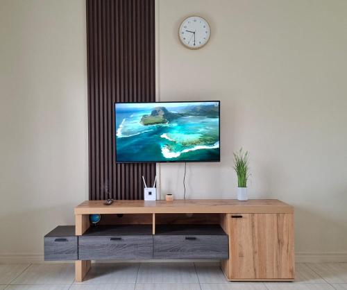 Et tv og/eller underholdning på Modern 2BR Escape with 3 Pools at Mystic 7 Grand Gaube