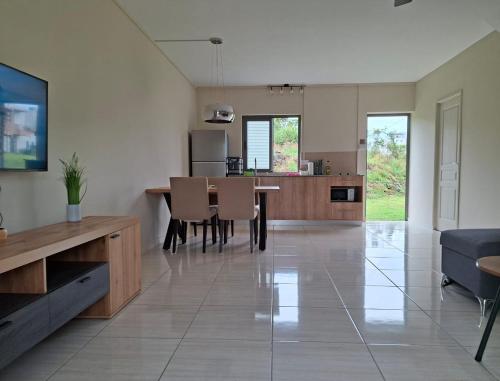 Køkken eller tekøkken på Modern 2BR Escape with 3 Pools at Mystic 7 Grand Gaube