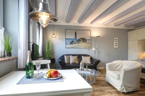 ein Wohnzimmer mit einem Tisch und einem Obstteller darauf in der Unterkunft Thulboden 2a in Heiligenhafen