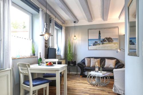ein Wohnzimmer mit Sofa und Tisch in der Unterkunft Thulboden 2a in Heiligenhafen