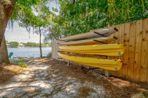 Eine Reihe gelber Boote steht neben einem Zaun in der Unterkunft Oak & Ocean in Destin