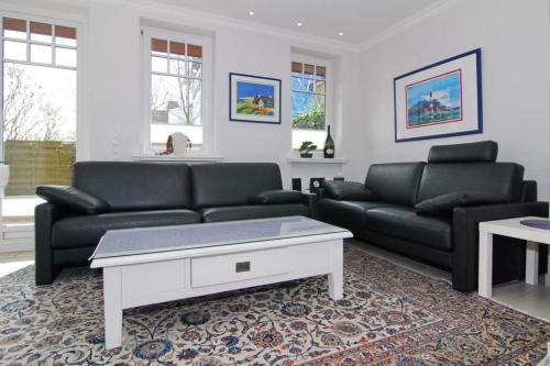 a living room with a couch and a coffee table at Maybachstraße 22 in Westerland