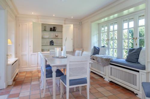 a dining room with a table and chairs at Ferienhaus Hideaway in Kampen