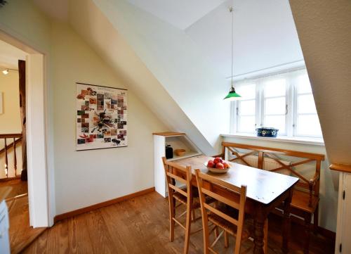 a kitchen and dining room with a table and chairs at Im Apfelgarten in Oldsum