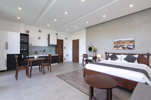 ein Schlafzimmer mit großem Bett und ein Esszimmer in der Unterkunft Anchie Retreat Villa Hội An in An Bàn (2)