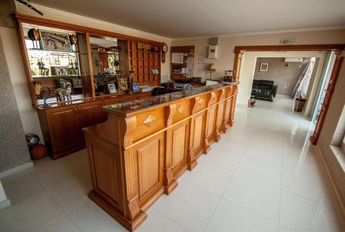 eine große Küche mit einer langen Holztreppe in der Unterkunft Hotel Pamela Concept in Negotino