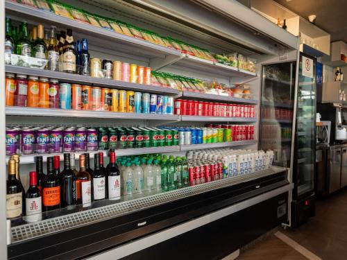 een koelkast gevuld met veel flessen alcohol bij Ibis Budget Guarulhos Aeroporto in Guarulhos