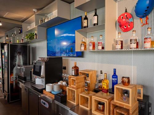 een restaurant met een bar met flessen alcohol bij Ibis Budget Guarulhos Aeroporto in Guarulhos