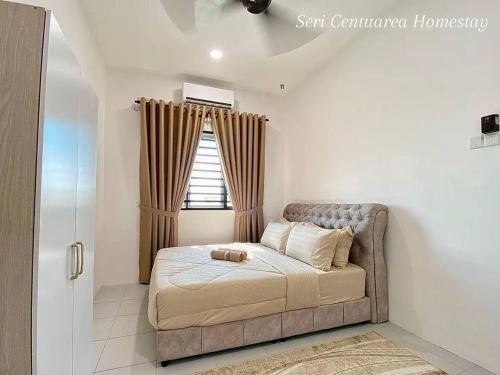 une petite chambre avec un lit et une fenêtre dans l'établissement Seri Centuarea Homestay, Seri Iskandar, à Seri Iskandar