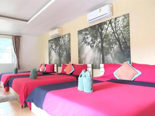 Postel nebo postele na pokoji v ubytování Sea beach Koh Larn 2 Hotel