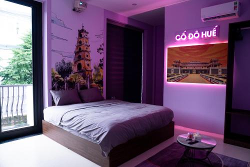 a bedroom with a bed and a sign that reads go do hub at 1993 Homestay G&C Quảng Trị in Quang Tri