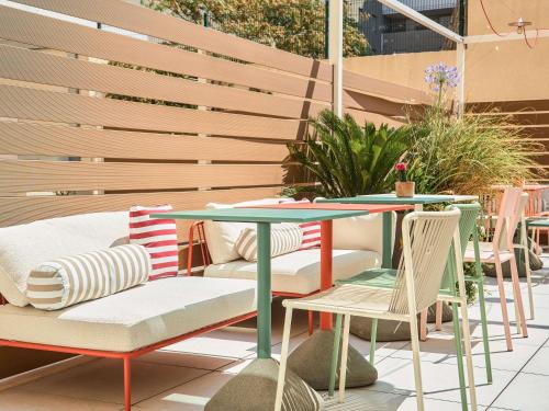 een tafel en stoelen op een terras bij ibis Styles Marseille Palais des Congrès Vélodrome in Marseille