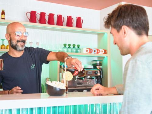 twee mannen in een keuken die eten klaarmaken bij ibis Styles Marseille Palais des Congrès Vélodrome in Marseille
