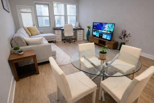 a living room with a glass table and chairs at Luxury 2 Bedrooms 2 Bathrooms With Pool and Gym in Los Angeles