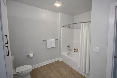 ein weißes Badezimmer mit Dusche und Toilette in der Unterkunft Luxury 2 Bedrooms 2 Bathrooms With Pool and Gym in Los Angeles
