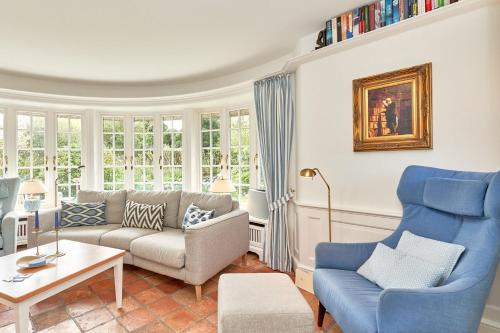a living room with a couch and a chair at Inselhüs Kampen in Kampen