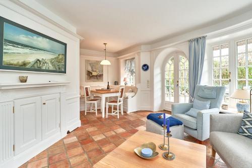 a living room with a couch and a table at Inselhüs Kampen in Kampen