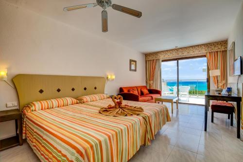 Posteľ alebo postele v izbe v ubytovaní SBH Taro Beach Hotel