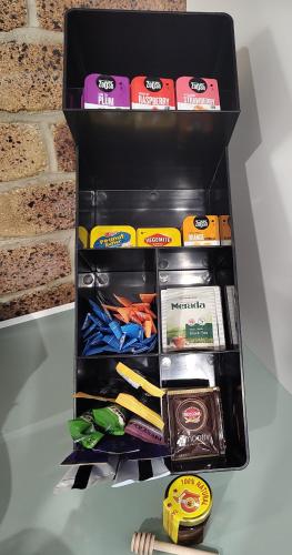 een zwarte doos gevuld met verschillende soorten items bij Three Palms in Kooralbyn