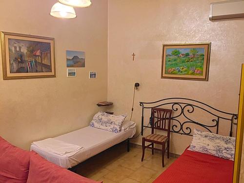 B&B Gelone في سيراكوزا: غرفة صغيرة بها سرير وكرسي