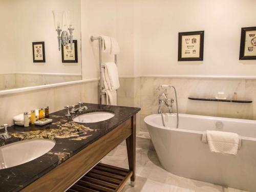 bagno con 2 lavandini e vasca di Lucknam Park, Emblems Collection a Chippenham