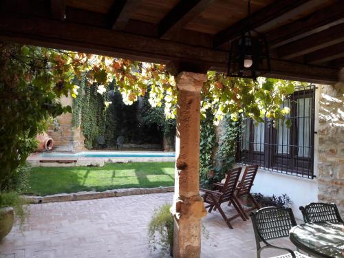 Un jardín fuera de Apartamentos Turísticos El Losal