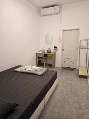 a bedroom with a bed and a desk and a table at Phangan backpacker in Haad Rin