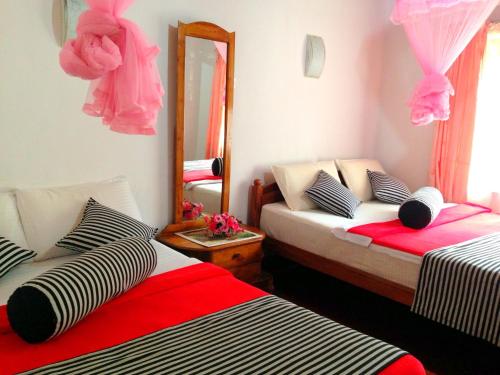Postel nebo postele na pokoji v ubytování Eeshani Guest Inn