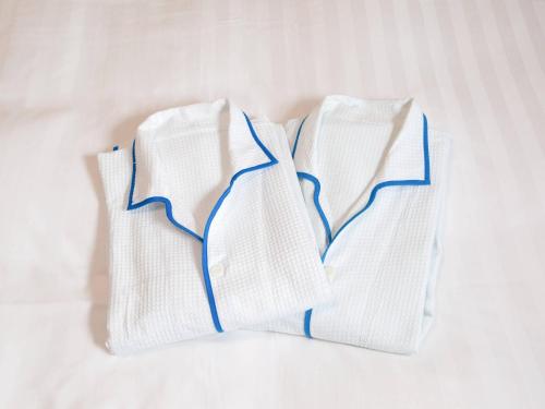 tre calzini bianchi seduti su un letto di Comfort Hotel Kushiro a Kushiro