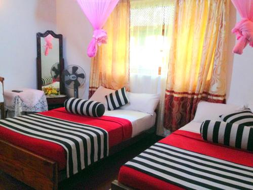 Cama ou camas em um quarto em Eeshani Guest Inn