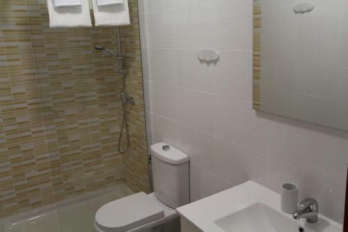 y baño con aseo, lavabo y ducha. en Bungalow Torremata Ref 3778, en La Mata