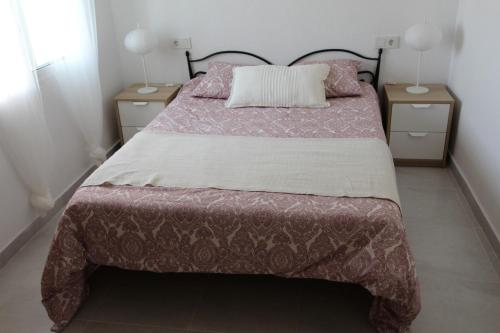 1 dormitorio con 1 cama grande y 2 mesitas de noche en Bungalow Torremata Ref 3778, en La Mata