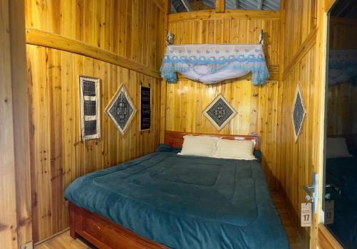 En eller flere senge i et værelse på Local Homestay