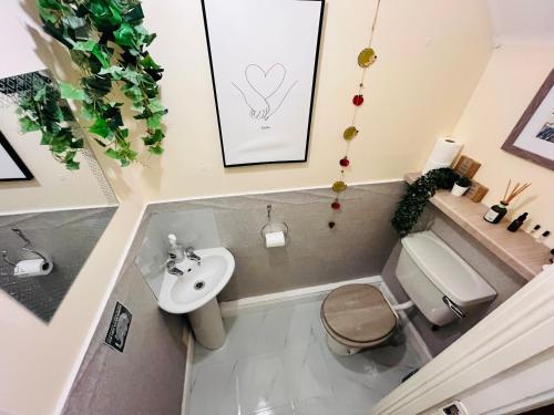 Et badeværelse på Double bedrooms in home in Kilcock, one stop from Maynooth