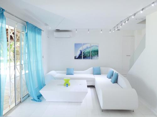 ブアブロウにあるChalkidiki Villas - Lefkoのリビングルーム(白い家具、青いカーテン付)