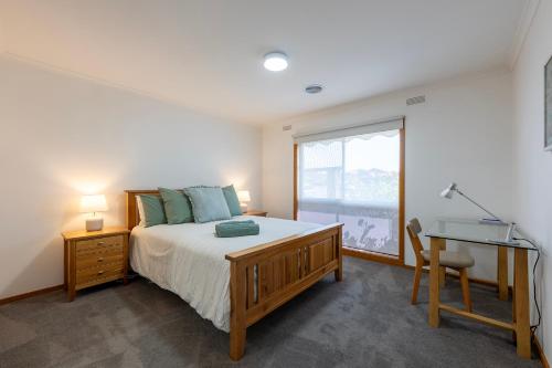 En eller flere senge i et værelse på Elegant Country Escape