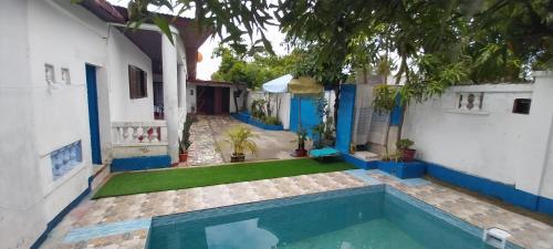 een binnenplaats met een zwembad in een huis bij Maison d'hôtes Villa Mont du Pèlerin à Toamasina Madagascar in Toamasina