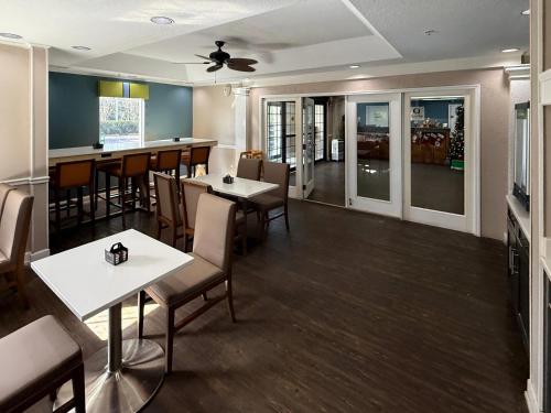 un ristorante con tavoli e sedie e un bar di Quality Inn Ormond Beach - Daytona a Ormond Beach